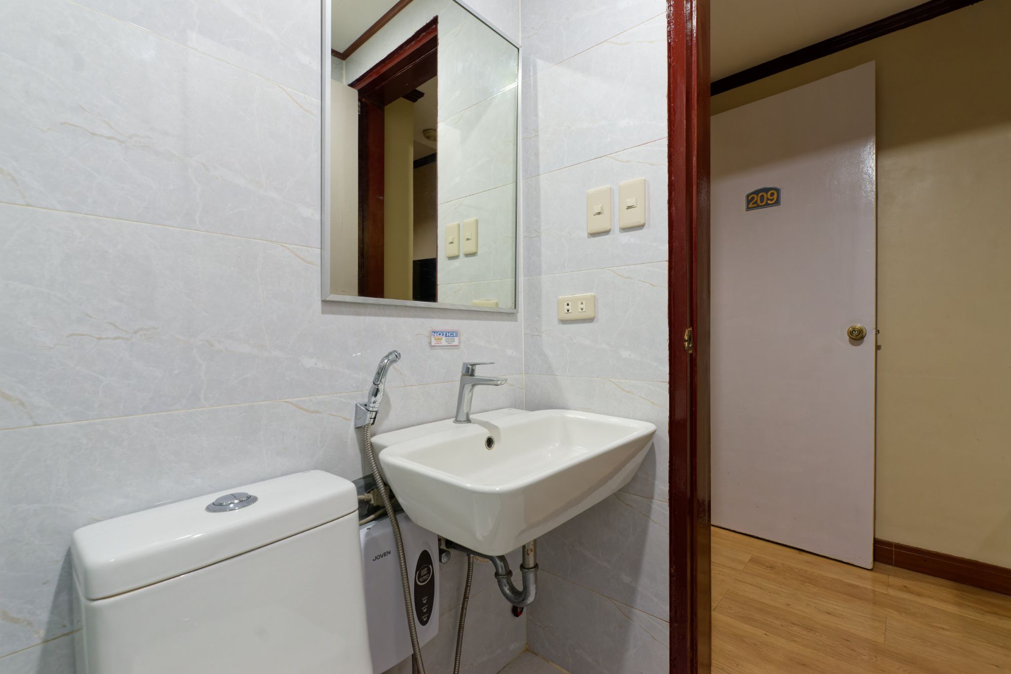 Room209 Bathroom1