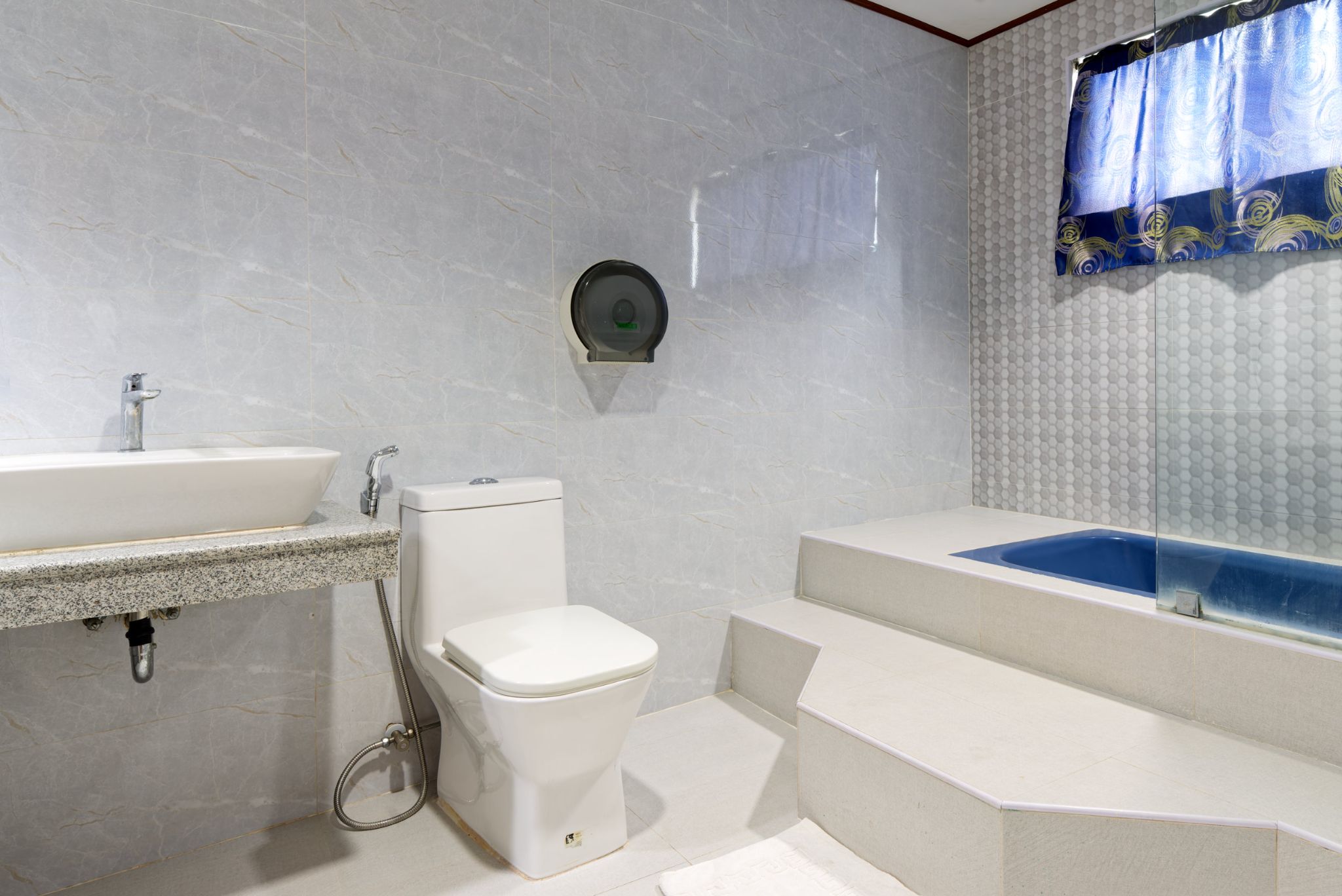 Room 207 Bathroom2