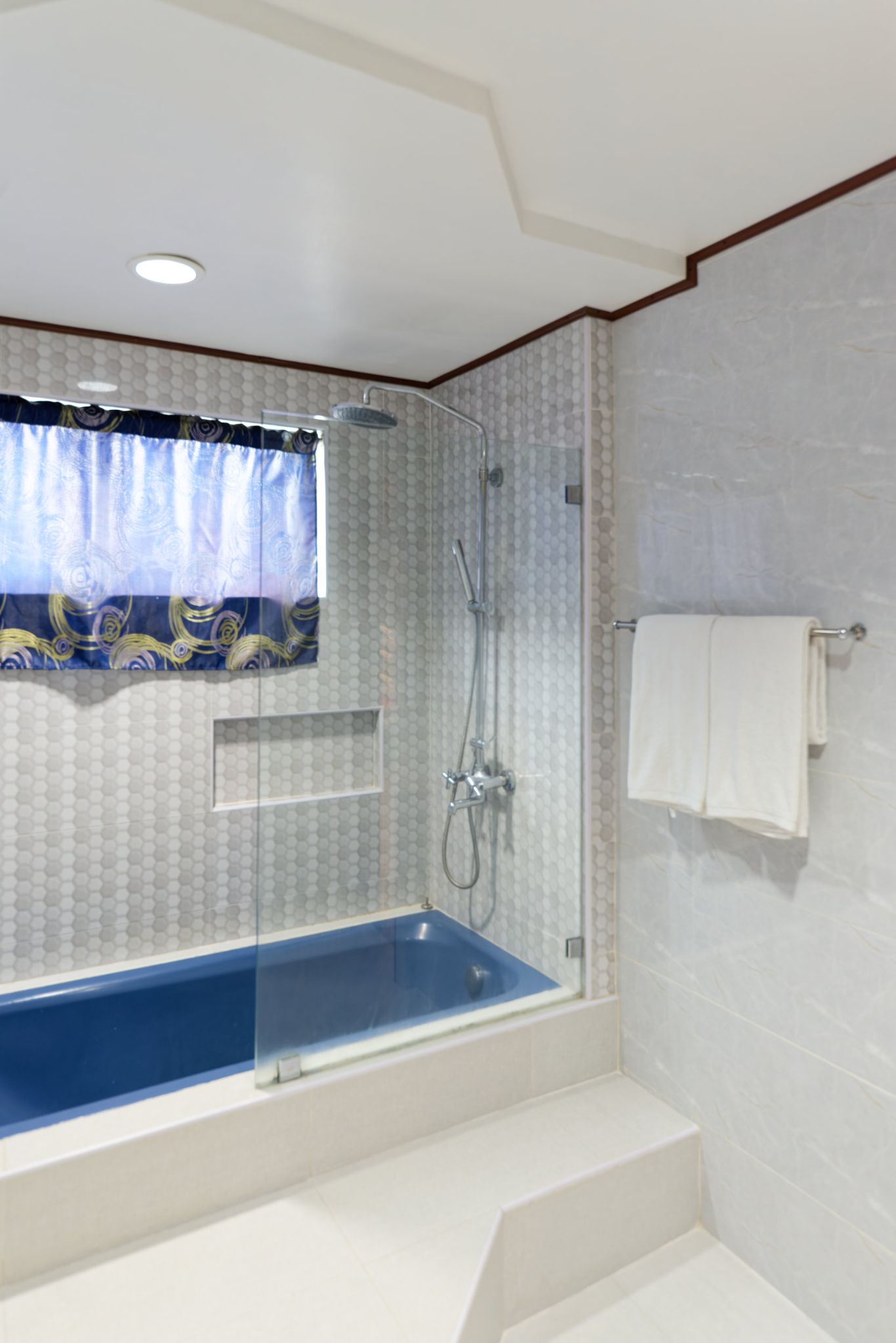 Room 207 Bathroom3